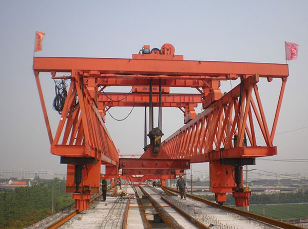 公铁两用架桥机的基本结构组成